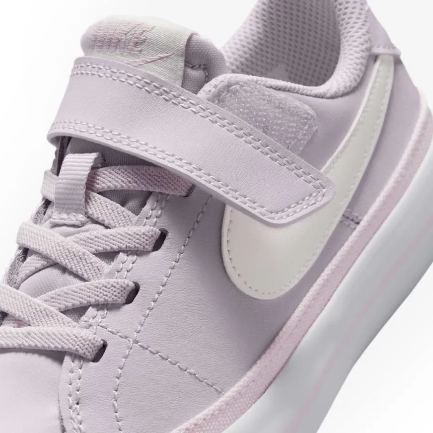 Detalhe do tênis infantil Nike Court Legacy BPV lilás mostrando o cadarço e sola